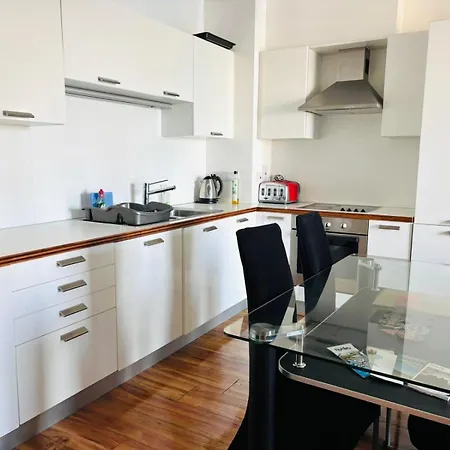 Waterfront Views 2 Beds 2 Baths Apartmán Dublin