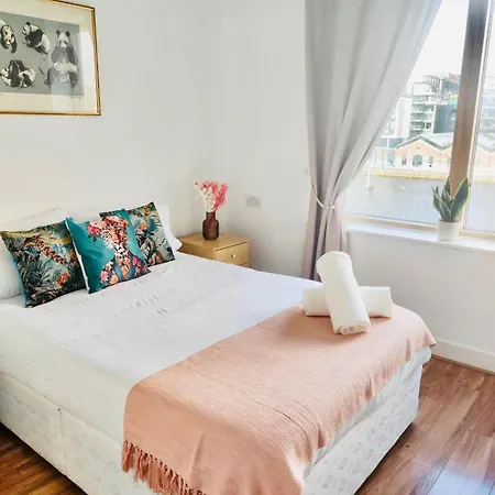 Waterfront Views 2 Beds 2 Baths Apartmán Dublin